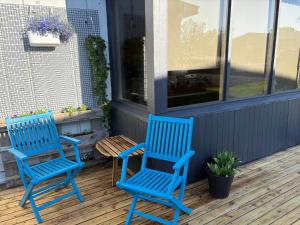 博尔加内斯Charming apartment的门廊上两把蓝色摇椅