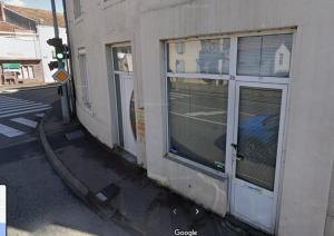 un edificio con una puerta y una ventana a una calle en Studio rénové à 5 minutes du centre-ville, en Aire-sur-lʼAdour