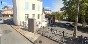 vistas a una calle con un edificio en Studio rénové à 5 minutes du centre-ville, en Aire-sur-lʼAdour