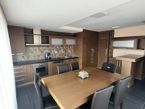 Η κουζίνα ή μικρή κουζίνα στο Arberi Penthouse