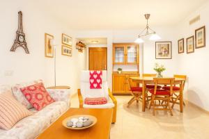 una sala de estar con un sofá y una mesa en Central Park-Coastal Refuge by the Beach, en Estepona