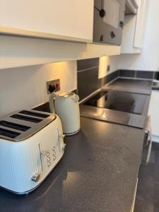 Kuchyň nebo kuchyňský kout v ubytování Cosy apartment with beach view