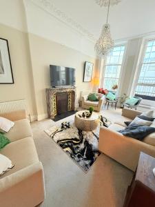 TV a/nebo společenská místnost v ubytování Cosy apartment with beach view