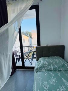 Ένα ή περισσότερα κρεβάτια σε δωμάτιο στο Ulcinj Go