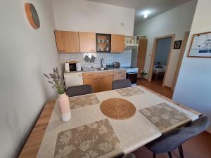 una cucina con un tavolo e sedie in una stanza di Apartment Pergola with Mediterranean Garden & BBQ a Portoroz