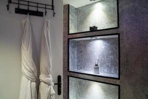 a bathroom with a shower with a glass door at Suite Spa privative avec jacuzzi, massage & sauna in Fontenay-aux-Roses +11 photos