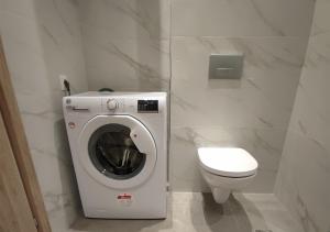 ein Badezimmer mit Waschmaschine und Toilette in der Unterkunft K78 Studios B2 in Néa Michanióna