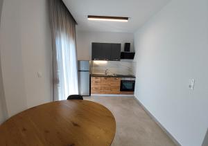 eine Küche mit einem Holztisch in einem Zimmer in der Unterkunft K78 Studios B2 in Néa Michanióna