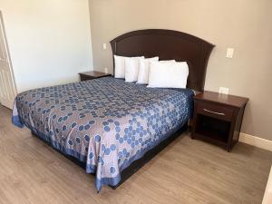 Postel nebo postele na pokoji v ubytování Western Inn