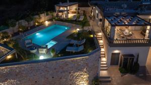 Bazén v ubytování Villa Lady Dafni with private heated pool nebo v jeho okolí