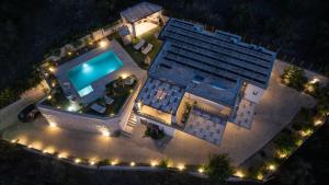 Bazén v ubytování Villa Lady Dafni with private heated pool nebo v jeho okolí