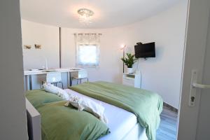 a bedroom with two green beds and a desk at Silos Holiday in Dajla