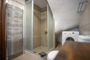 y baño con ducha y lavadora. en Thalori Retreat Areopoli, en Areopoli 22 fotos más