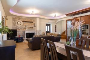 Una sala de estar con un sofá y una chimenea. en Thalori Retreat Areopoli, en Areopoli