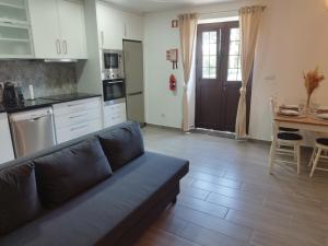 a living room with a couch and a kitchen at Drop Point in Santo Amaro +5 photos