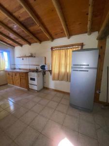 una cocina con refrigerador y estufa en Camino al Valle, en San Rafael