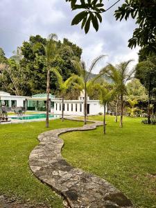 Taman di luar Confortables cabañas con alberca y vistas a las montañas +49 gambar