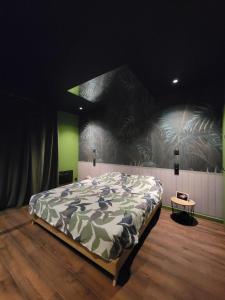 Giường trong phòng chung tại Évasion Sauvage Love Room