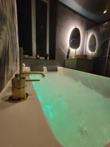 Ảnh trong thư viện ảnh của Évasion Sauvage Love Room ở Montélimar