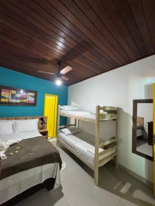 Cama ou camas em um quarto em Pousada Tropical Araçatiba mais 37 fotos