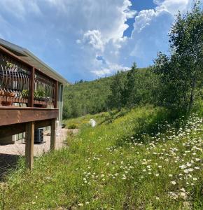 un campo de flores junto a un edificio en Majestic Retreat Studio, en Sturgis