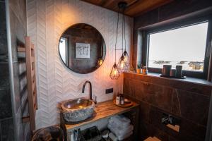 Panorama Glass Lodge SOUTH في هيلاّ: حمام مع حوض ومرآة