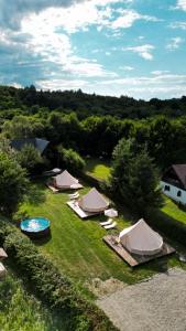 Luftaufnahme eines Hofes mit Zelten und einem Pool in der Unterkunft Cuib Glamping in Avrig