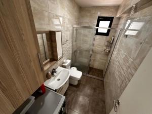 a bathroom with a shower and a toilet and a sink at Kyrenia Central Kaşkar region 2 bedroom residence in Prodhromi