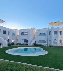 La alberca dentro o cerca de White Oasis