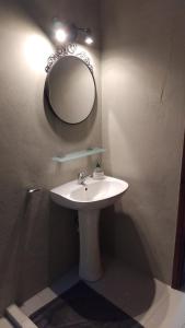 une salle de bain avec un lavabo blanc et un miroir dans l'établissement villa King Filippos by the sea, à Nikiti