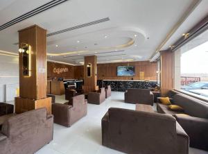 a lobby with couches and a bar in a building at شقق فخامة المسكن للشقق المخدومة in Al Muzāḩimīyah