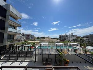 Πισίνα στο ή κοντά στο Apto em Home Club com vista para piscina - 550m do mar