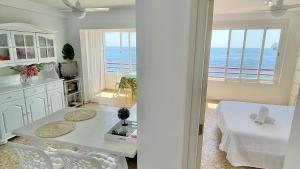 ein weißes Wohnzimmer mit Meerblick in der Unterkunft Liberty 4 personas Calpe centro in Calpe