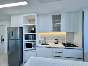 Η κουζίνα ή μικρή κουζίνα στο Apto em Home Club com vista para piscina - 550m do mar