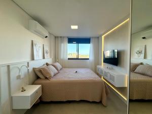 Ένα ή περισσότερα κρεβάτια σε δωμάτιο στο Apto em Home Club com vista para piscina - 550m do mar