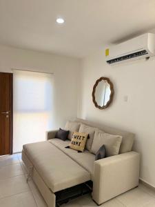 坎昆Kulkana - Cancún的客厅内的沙发,配有空调