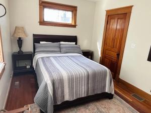 Katil atau katil-katil dalam bilik di Fiesinger House - Private 1-bd unit, Historic Home Downtown Sandusky