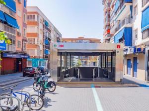 un groupe de vélos garés devant un bâtiment dans l'établissement Designer studio 5 min from train Station María Zambrano and 15 min from beach, à Malaga