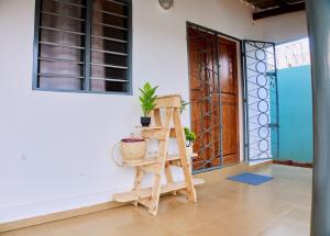 a room with a ladder and a door with a plant at Résidence comme à la maison in Lomé