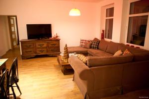 Televízia a/alebo spoločenská miestnosť v ubytovaní Apartament Bukowe Wzgórze