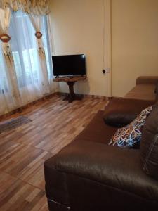a living room with a couch and a flat screen tv at Cabaña escondida Venecia in Venecia