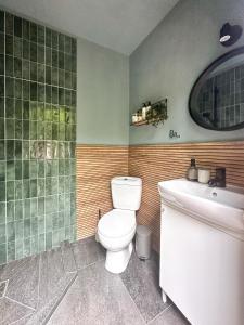 ein Badezimmer mit Toilette und Waschbecken in der Unterkunft Cuib Glamping in Avrig