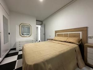 Un pat sau paturi într-o cameră la Perfect Family center Benidorm +25 fotografii