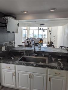 Dapur atau dapur kecil di 31 night required rental Waterfront penthouse 180 ocean view