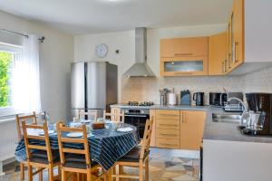 een keuken met een tafel en stoelen in een keuken bij House MaLa in Senj +10 foto's