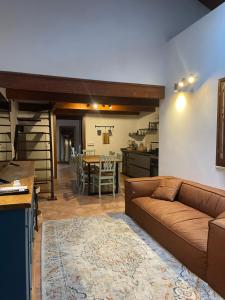 カリアリにあるCasa Marina 2のソファのあるリビングルームとダイニングルーム