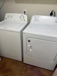 基林Temora Loop的两个白色的家电彼此相邻