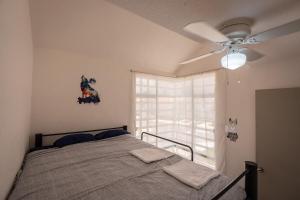 TlayecacにあるFamily House with Water Park Tlayecac, 3 Bedroomsのベッドルーム1室(天井ファン、窓付) +38枚の写真