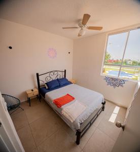 TlayecacにあるFamily House with Water Park Tlayecac, 3 Bedroomsのベッドルーム1室(ファン、窓付)