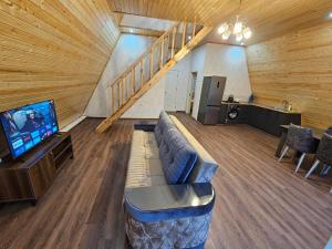 ein Wohnzimmer mit Sofa und Flachbildfernseher in der Unterkunft Aframe new asm in Qəbələ